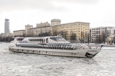Moskova, Rusya. Zevk gemisi kış nehri boyunca yol alır.