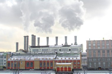 Moskova, Rusya. 9 Ocak 2018. Moskova 'da kışın çok sayıda borudan duman çıkıyor.