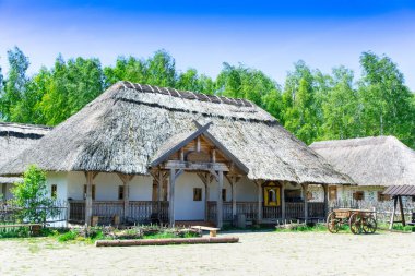 Etnomir, Rusya. 12 Mart 2018. Sazdan çatılı ahşap evlerden oluşan bir sokak.
