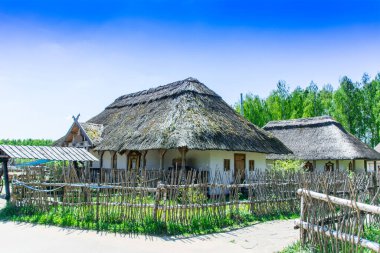 Etnomir, Rusya. 12 Mart 2018. Sazdan çatılı ahşap evlerden oluşan bir sokak.