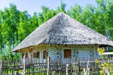 Etnomir, Rusya. 12 Mart 2018. Sazdan çatılı ahşap evlerden oluşan bir sokak.