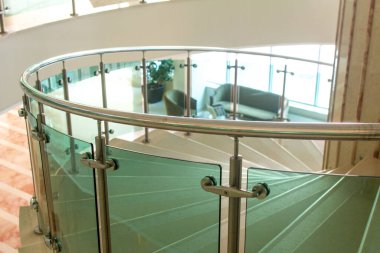 Kislovodsk, Rusya. 28 Aralık 2018. Zarya sanatoryumunun koridorunda terk edilmiş şık merdivenler.