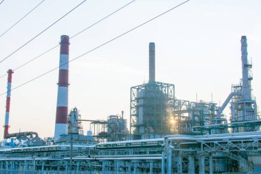 M6 güzergahı. - Rusya. 20 Eylül 2020. Petrol ve gaz rafinerisi ve çelik tesisatı. Endüstriyel petrol rafinerisine yakın çekim.