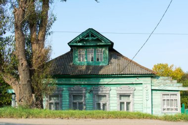 Yaroslavl. - Rusya. Eylül 2020. Yeşil oyulmuş eski bir ahşap ev..