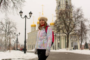 Rusya, Tula. 9 Ocak 2021. Kışın altın kubbeleri olan Hıristiyan kilisesi.