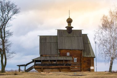 Suzdal, Rusya, 1 Mayıs 2021. Yapayalnız bir ahşap ev.