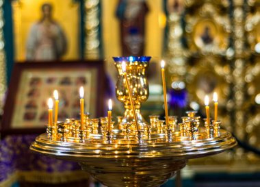 Ortodoks kilisesinde mum yakan bir şamdan..