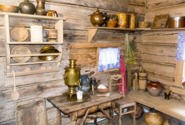 Suzdal, Rusya, 1 Mayıs 2021. Ahşap bir evin iç dekorasyonu..