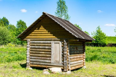 Kostroma, Rusya. 23 Mayıs 2021. Eski ahşap evlerin sokağı.