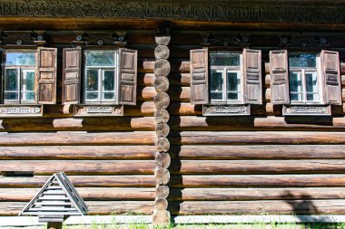 Kostroma, Rusya. 23 Mayıs 2021. Eski ahşap evlerin sokağı.