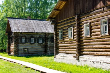 Kostroma, Rusya. 23 Mayıs 2021. Eski ahşap evlerin sokağı.