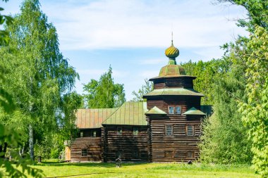 Kostroma, Rusya. 23 Mayıs 2021. Eski ahşap evlerin sokağı.