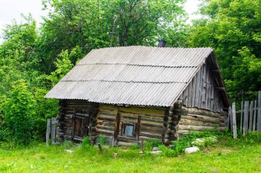 Diveevo, Rusya. 12 Haziran 2021. Eski ahşap bir ev. Yalnız bir ahşap ev. Banyo.