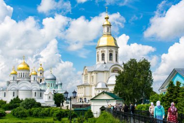Diveevo, Rusya. 12 Haziran 2021. Haçlı altın kubbeleri olan ortodoks kilisesi. Hristiyan tapınağı.