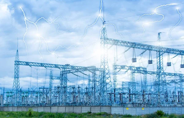 Una Sottostazione Elettrica Trasmette Elettricità Attraverso Una Linea Elettrica — Foto Stock