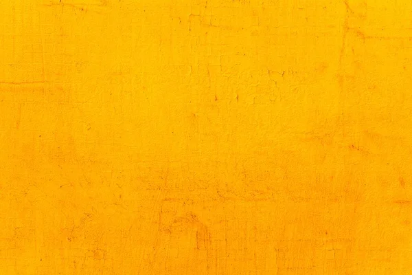 Eski sarı duvar lekeler, çatlaklar, lekeler. Soyut grunge tarzı çatı katında boyanmış beton duvar. Arkaplan, portreler, posterler için klasik duvar arkaplan dokusu.