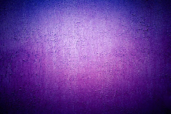 Lekeler, çatlaklar, lekeler, eski mor duvar. Soyut grunge tarzı çatı katında boyanmış beton duvar. Arka planlar, portreler, posterler için klasik eflatun duvar dokusu.