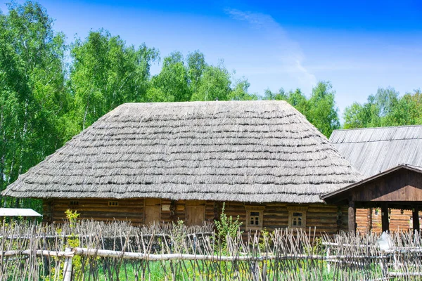 Etnomir Rusko Března2018 Ulice Dřevěných Domů Doškovou Střechou — Stock fotografie