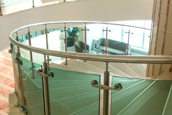 Kislovodsk, Rusya. 28 Aralık 2018. Zarya sanatoryumunun koridorunda terk edilmiş şık merdivenler.