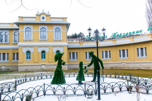 Kislovodsk, Rusya. 28 Aralık 2018. Yeşil Çimen Aile Figürleri