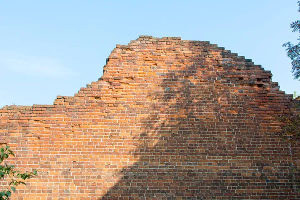 Yaroslavl. - Rusya. 20 Eylül 2020. Arka plan için tavan arası biçiminde kırmızı tuğla duvar.