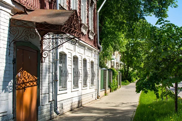 ロシアのホストロマだ 2021年5月23日 地方都市の古民家の通り — ストック写真