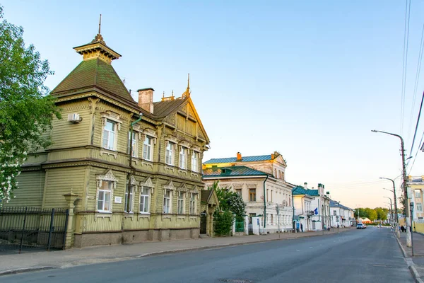 ロシアのホストロマだ 2021年5月23日 地方都市の古民家の通り — ストック写真