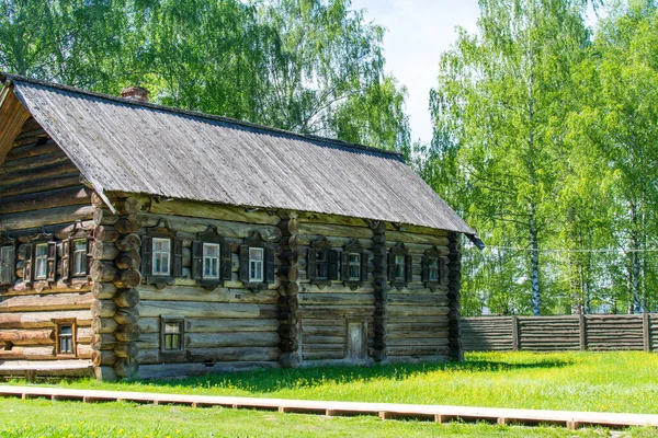 Kostroma, Rusya. 23 Mayıs 2021. Eski ahşap evlerin sokağı.