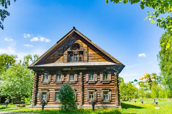 Kostroma, Rusya. 23 Mayıs 2021. Eski ahşap evlerin sokağı.