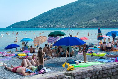 Herceg Novi, Karadağ, 30 Ağustos 2018. Birçok insan tatil köyünde güneşlenir ve dinlenir..