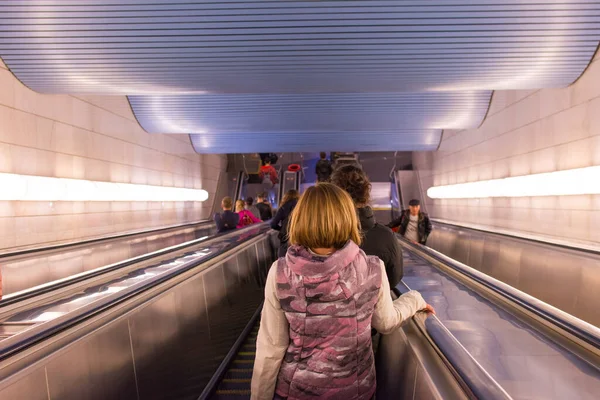 Moskova, Rusya, 15 Eylül 2020. Yürüyen merdivendeki kadın diğer metro yolcularının önünde aşağı iniyor.