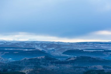 Kislovodsk, Rusya. 28 Aralık 2018. Akşam manzarası yüksek bir dağdan Kislovodsk ormanına.