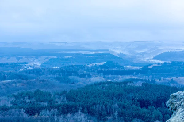 Kislovodsk, Rusya. 28 Aralık 2018. Akşam manzarası yüksek bir dağdan Kislovodsk ormanına.
