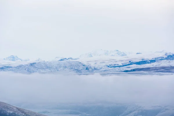 Kislovodsk, Rusya. 28 Aralık 2018. Sisin içindeki görkemli dağ zirveleri.