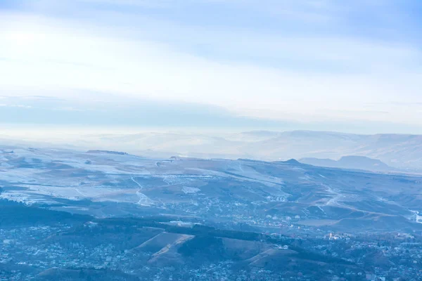 Kislovodsk, Rusya. 28 Aralık 2018. Akşam manzarası yüksek bir dağdan Kislovodsk ormanına.
