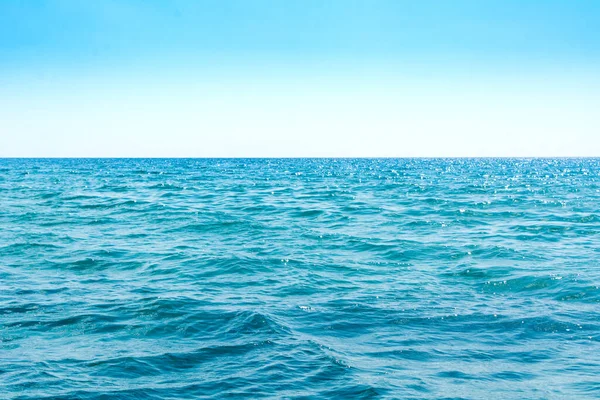 Ukrayna, Kırım, Feodosya, Primorsky Köyü, 20 Ağustos 2020. Karadeniz 'in parlak mavi dalgaları.