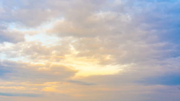 Schöner Sonnenaufgang Sonnenuntergang Lockigen Wolken — Stockfoto