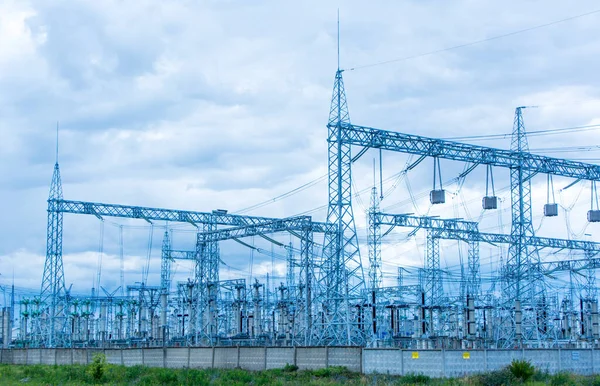 Una Sottostazione Elettrica Trasmette Elettricità Attraverso Una Linea Elettrica — Foto Stock