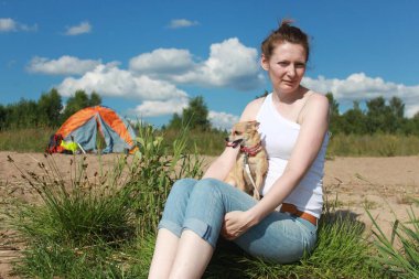 Küçük sevimli bir köpeği olan 40 yaşında bir kadın çadırla geziyor..