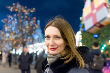 Moskova, Rusya. 28 Aralık 2018. 35 yaşında güzel bir kadının Kızıl Meydan 'a portresi..