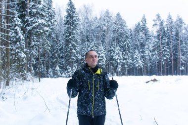 Rusya, Opalikha. 6 Ocak 2021. Kış ormanında kayak yapan bir adamın portresi. Hafta sonu kayak gezisi.