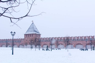 Rusya, Tula. 9 Ocak 2021. Kışın Tula Kremlin 'in kırmızı tuğla duvarları ve kuleleri.