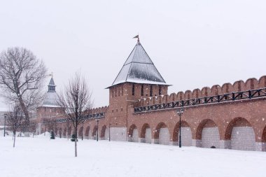 Rusya, Tula. 9 Ocak 2021. Kışın Tula Kremlin 'in kırmızı tuğla duvarları ve kuleleri.