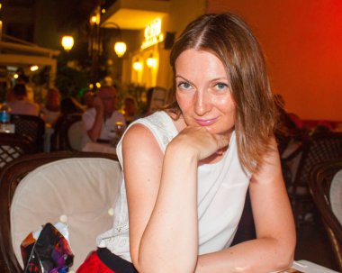 Marmaris, Turkey. 23 Ocak 2018. 40 yaşında güzel bir bayan turist bir restoranda öğle yemeği yiyor.