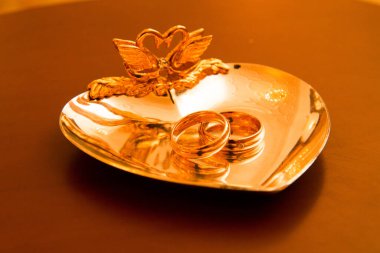 Düğün sırasında tepside altın yüzükler. Nişan.