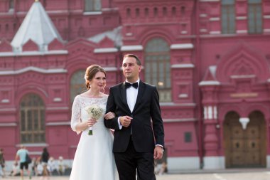 Düğün için. Gelin ve damat Moskova 'da Kızıl Meydan boyunca yürüyor