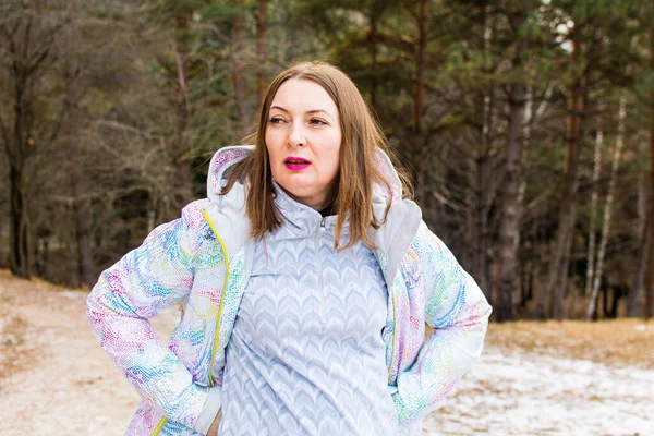 Kislovodsk, Rusya. 28 Aralık 2018. Kışın dağlarda 30 yıllık güzel bir kadının portresi.