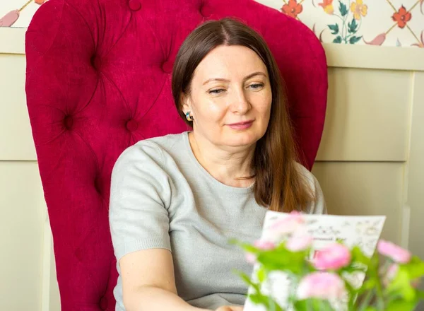 Güzel bayan öğle yemeğinde bir kafede menüye bakıyor..