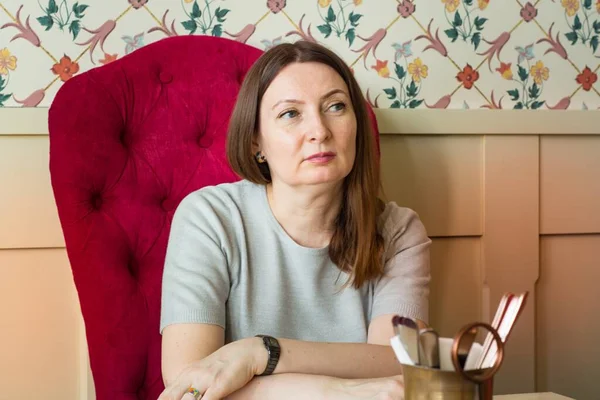 Güzel bayan öğle yemeğinde bir kafede menüye bakıyor..