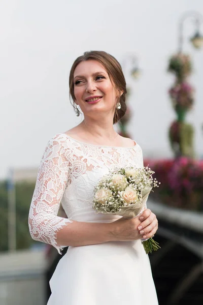 Beautiful Bride Years Walk Embankment River — Stock Photo, Image